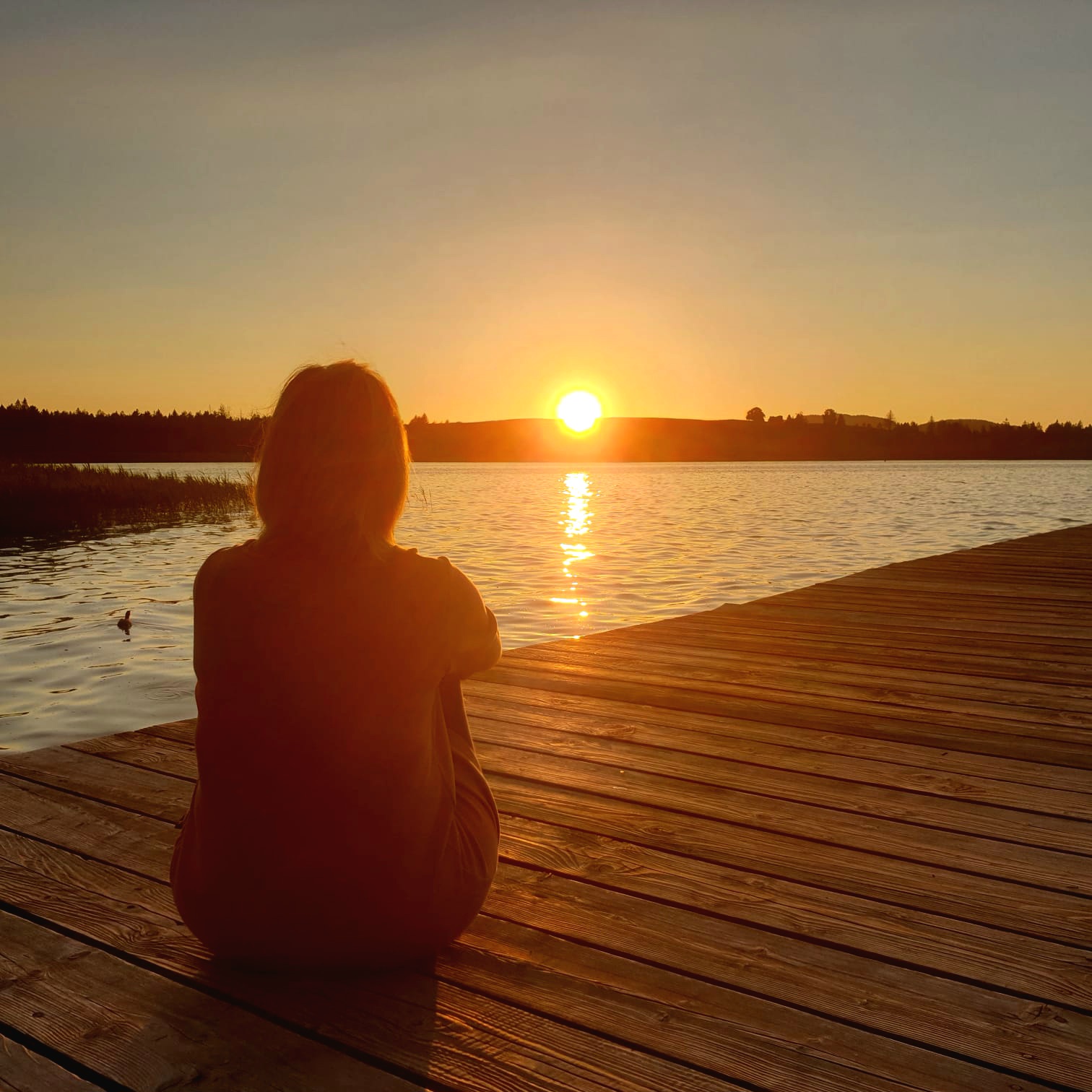 Birgit Stiegler betrachtet Sonnenuntergang